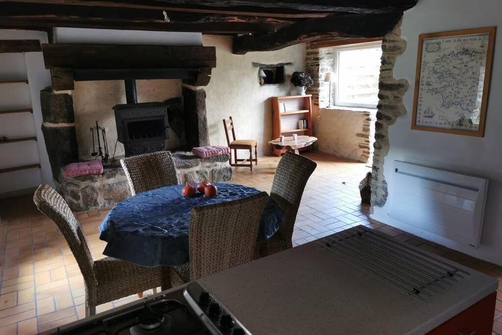 Petite Maison Dans Les Monts D'Arree Ty Coz Commana المظهر الخارجي الصورة